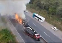 Carreta se envolve em acidente com 5 veículos, pega fogo e interdita a BR-101/ES Carreta se envolve em acidente com 5 veículos, pega fogo e interdita a BR-101/ES