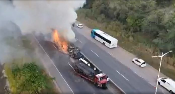 Carreta se envolve em acidente com 5 veículos, pega fogo e interdita a BR-101/ES Carreta se envolve em acidente com 5 veículos, pega fogo e interdita a BR-101/ES