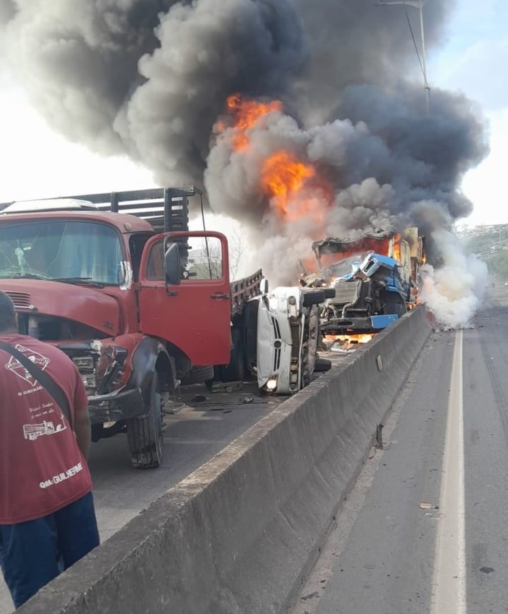 Carreta se envolve em acidente com 5 veículos, pega fogo e interdita a BR-101/ES