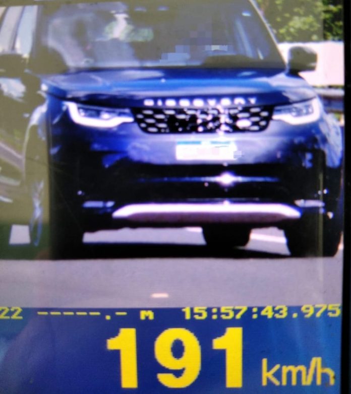 Range Rover "voando baixo" é flagrado a quase 200km/h na SP-270