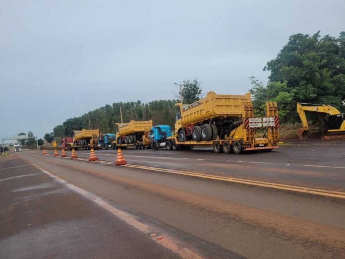 VÍDEO: Comboio de três carretas é apreendido na BR-364/GO por documentação irregular VÍDEO: Comboio de três carretas é apreendido na BR-364/GO por documentação irregular