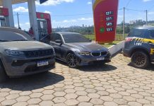 Cegonha transportando Jeep Compass e BMW roubados é flagrada na BR-153/GO Cegonha transportando Jeep Compass e BMW roubados é flagrada na BR-153/GO