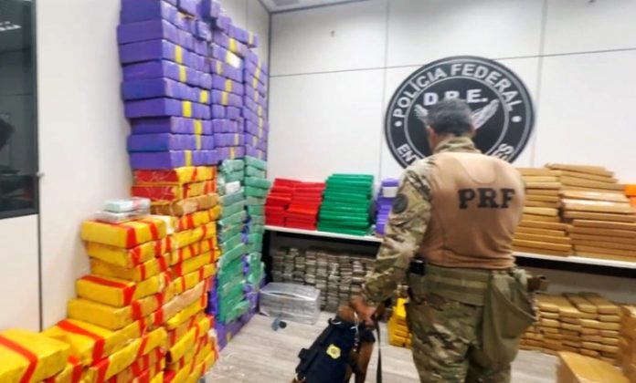 Mais de duas toneladas de maconha são apreendidas na Via Dutra, no Sul Fluminense Mais de duas toneladas de maconha são apreendidas na Via Dutra, no Sul Fluminense