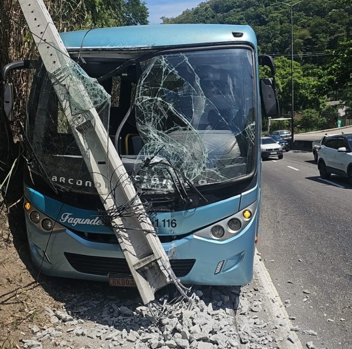 Ônibus da Fagundes choca contra poste na RJ-104, em Niterói, e deixa 1 ferido