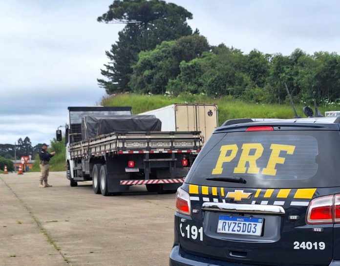 Caminhoneiro é flagrado com cocaína na BR-116/SC, em Mafra, dirigindo por 18 horas sem descanso Caminhoneiro é flagrado com cocaína na BR-116/SC, em Mafra, dirigindo por 18 horas sem descanso