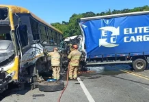 Colisão de ônibus com caminhão na BR-393/RJ deixa feridos Colisão de ônibus com caminhão na BR-393/RJ deixa feridos
