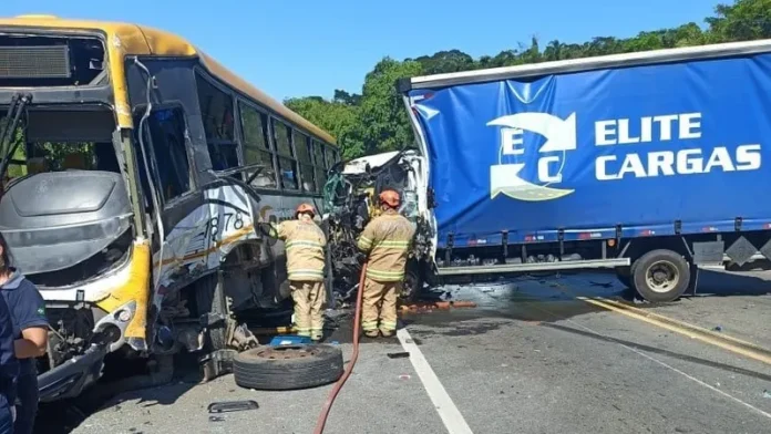 Colisão de ônibus com caminhão na BR-393/RJ deixa feridos Colisão de ônibus com caminhão na BR-393/RJ deixa feridos