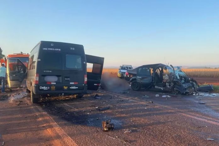 Van de dupla sertaneja se envolve em acidente com morte na PR-486