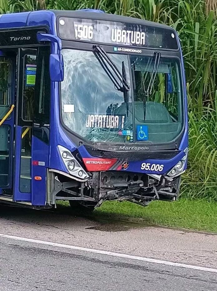 Acidente entre ônibus da EMTU e carro deixa um morto na SP-055, em Caraguatatuba Acidente entre ônibus da EMTU e carro deixa um morto na SP-055, em Caraguatatuba