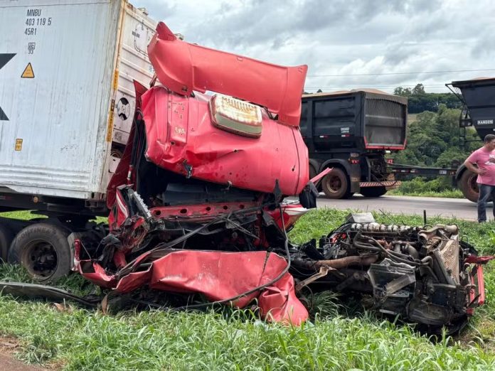 Acidente entre carretas na BR-163/PR deixa mulher morta e homem gravemente ferido Acidente entre carretas na BR-163/PR deixa mulher morta e homem gravemente ferido