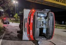 Ônibus tomba na MG-030 e deixa oito feridos, em Nova Lima Ônibus tomba na MG-030 e deixa oito feridos, em Nova Lima