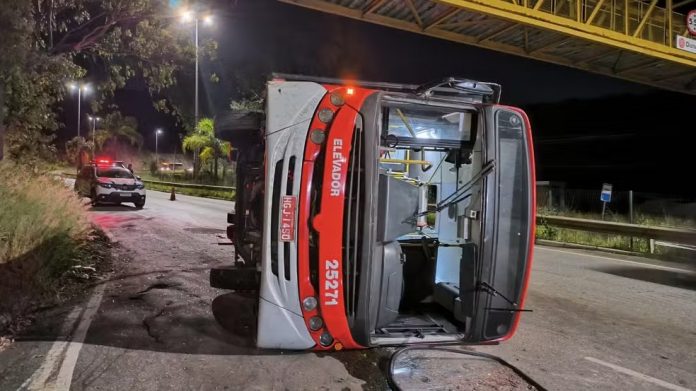 Ônibus tomba na MG-030 e deixa oito feridos, em Nova Lima