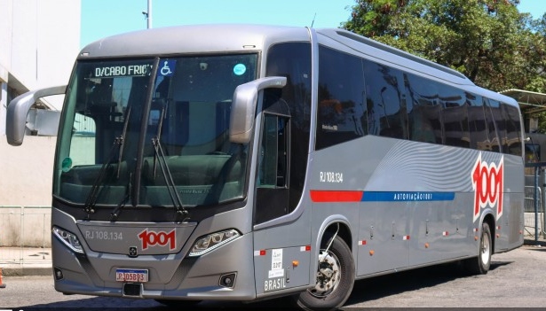 Ônibus da 1001 com 17 multas cai em ribanceira na Dutra e deixa 1 morto e 25 feridos