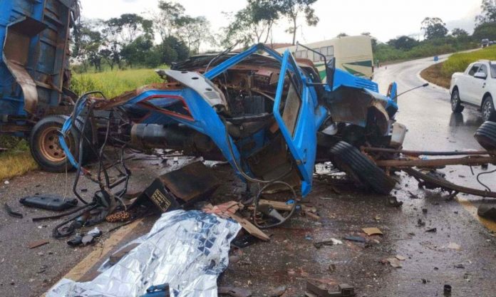 Caminhoneiro e motorista de ônibus morrem em acidente na BR-146/MG, em Araxá Caminhoneiro e motorista de ônibus morrem em acidente na BR-146/MG, em Araxá