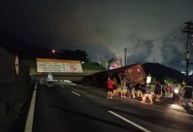 Carreta derruba passarela na Via Anchieta, em Cubatão (SP), e interdita totalmente a via Carreta derruba passarela na Via Anchieta, em Cubatão (SP), e interdita totalmente a via