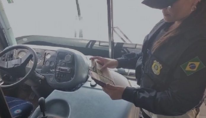 Motorista de ônibus é flagrado na BR-230/PI exercendo a profissão ilegalmente Motorista de ônibus é flagrado na BR-230/PI exercendo a profissão ilegalmente