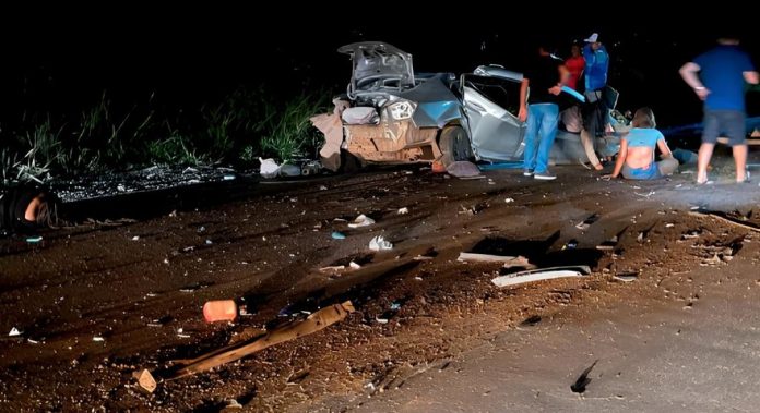 Colisão entre camionete e carro deixa 5 mortos na BR-319/AM Colisão entre camionete e carro deixa 5 mortos na BR-319/AM