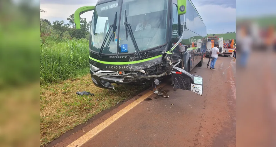 Colisão frontal na BR-369/PR de ônibus da Viação Garcia com carro deixa 1 morto