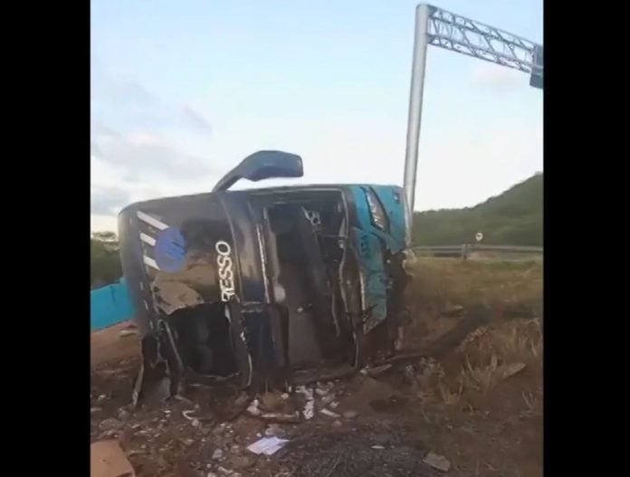 Ônibus da Progresso atropela cavalo, tomba e deixa 14 feridos, na BR-232/PE, em Serra Talhada Ônibus da Progresso atropela cavalo, tomba e deixa 14 feridos, na BR-232/PE, em Serra Talhada