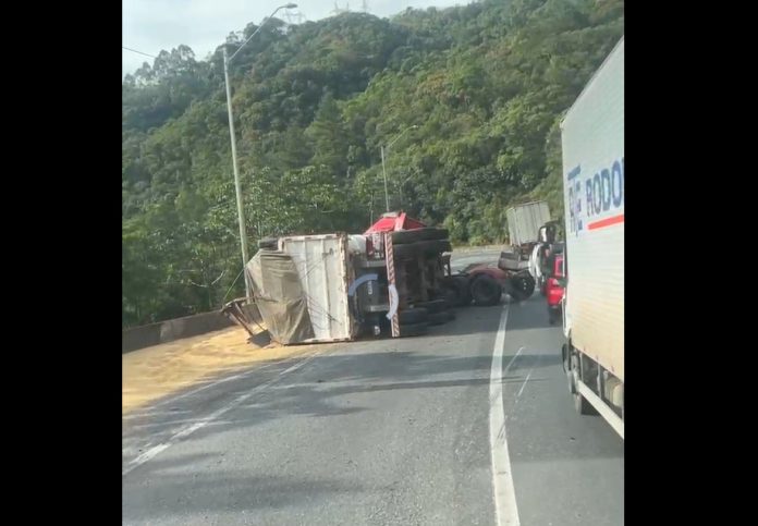 Carreta com freio adulterado tomba na BR-376/PR e provoca interdição de quase 3 horas Carreta com freio adulterado tomba na BR-376/PR e provoca interdição de quase 3 horas