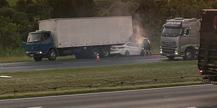 Choque de carro contra caminhão mata motorista na SP-310, em Ibaté Choque de carro contra caminhão mata motorista na SP-310, em Ibaté