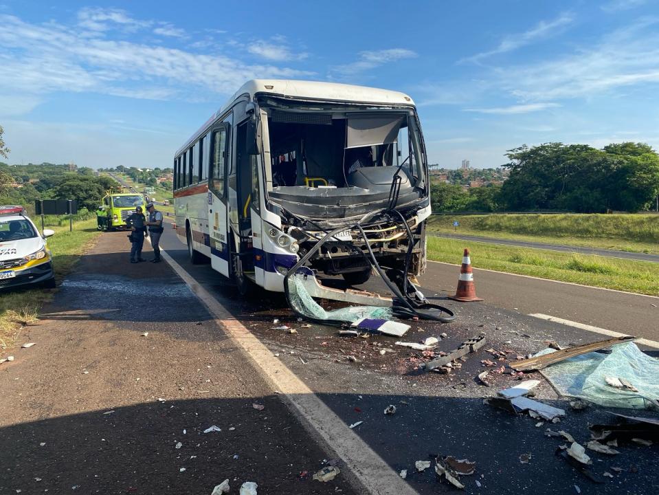 Três ônibus da Piracicabana se envolvem em acidente na SP-310 e deixam 3 feridos