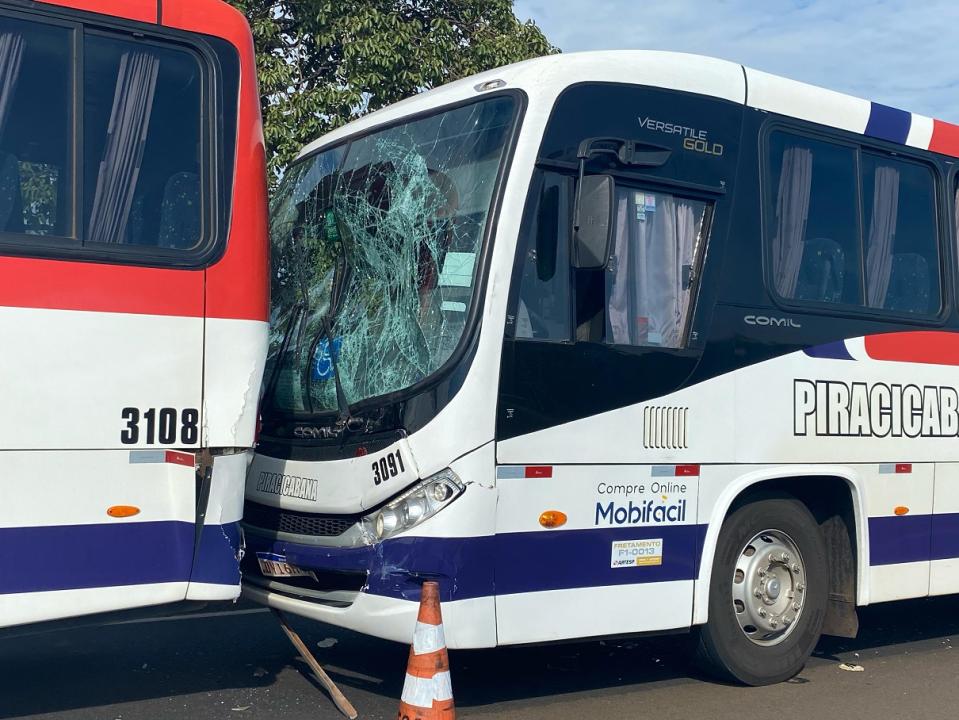 Três ônibus da Piracicabana se envolvem em acidente na SP-310 e deixam 3 feridos