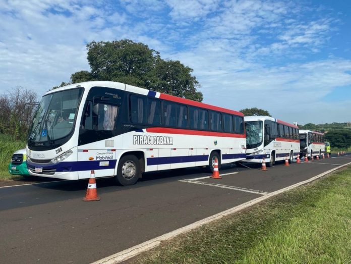 Três ônibus da Piracicabana se envolvem em acidente na SP-310 e deixam 3 feridos Três ônibus da Piracicabana se envolvem em acidente na SP-310 e deixam 3 feridos