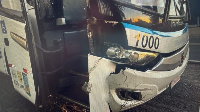 Mulher morre atropelada por ônibus na ERS-407, após carro que dirigia sair da pista Mulher morre atropelada por ônibus na ERS-407, após carro que dirigia sair da pista