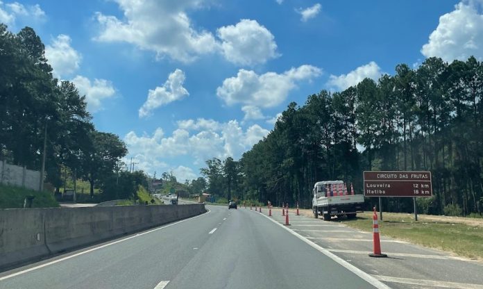Projeto prevê multa para condutor que não reduzir velocidade em caso de obra na pista Projeto prevê multa para condutor que não reduzir velocidade em caso de obra na pista