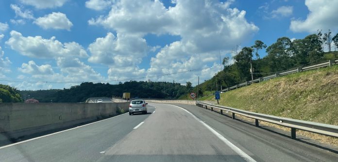 Motoqueiro morre na SP-360, em Jundiaí, após colidir contra carreta Motoqueiro morre na SP-360, em Jundiaí, após colidir contra carreta
