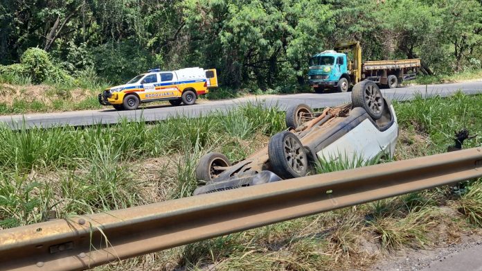 Foragido de alta periculosidade capota carro na MG-424, em Pedro Leopoldo, e é preso pela PMRv Foragido de alta periculosidade capota carro na MG-424, em Pedro Leopoldo, e é preso pela PMRv