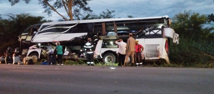 Acidente entre ônibus e caminhão na BR-020/GO deixa 1 morto, em Alvorada do Norte Acidente entre ônibus e caminhão na BR-020/GO deixa 1 morto, em Alvorada do Norte