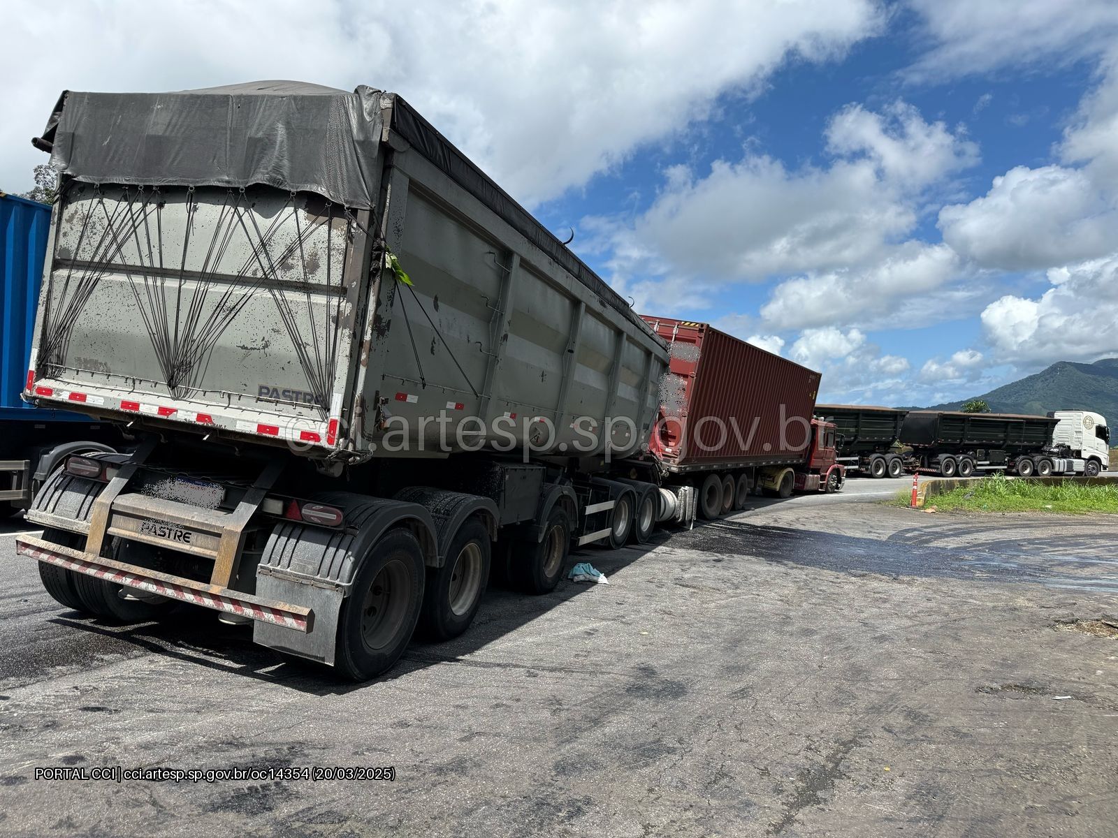 Acidente com carretas interdita totalmente a pista norte da Via Anchieta
