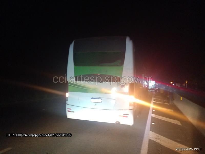 Ônibus bate em carreta na SP-258 e deixa mais de 35 feridos, em Itapeva