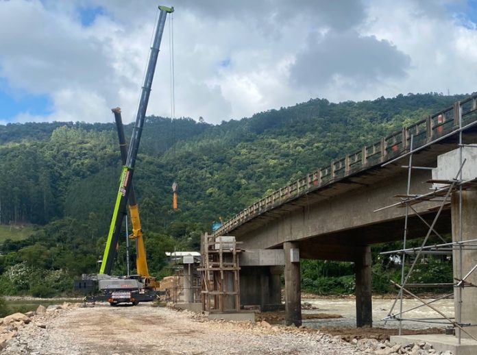 Ponte sobre Rio Itajaí-Açu II, na BR-470/SC, está sendo recuperada Ponte sobre Rio Itajaí-Açu II, na BR-470/SC, está sendo recuperada