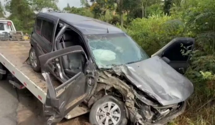 Ônibus colide com carro na BR-262/ES e oito pessoas ficaram feridas