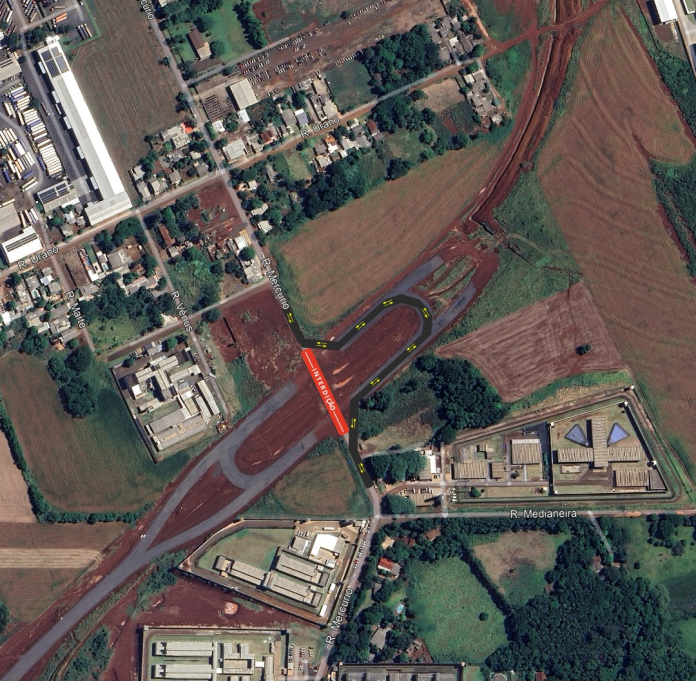 Obra em Perimetral Leste, no PR, altera o tráfego local para construção de rótula alongada Obra em Perimetral Leste, no PR, altera o tráfego local para construção de rótula alongada