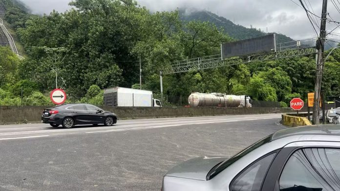 Via Anchieta é liberada, sentido litoral, após interdição por queda de passarela Via Anchieta é liberada, sentido litoral, após interdição por queda de passarela