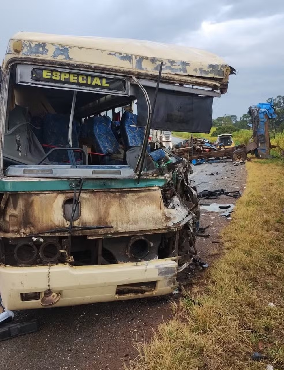 Caminhoneiro e motorista de ônibus morrem em acidente na BR-146/MG, em Araxá