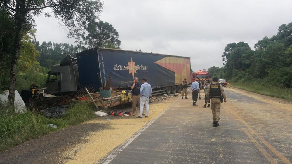 Acidente entre caminhões e carreta na BR-376/PR mata cinco pessoas