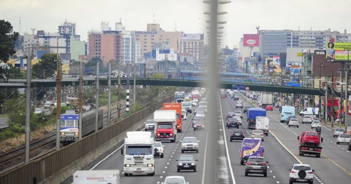 BR-116/RS tem estreitamento de faixas, em Canoas, a partir desta sexta (25) BR-116/RS tem estreitamento de faixas, em Canoas, a partir desta sexta (25)