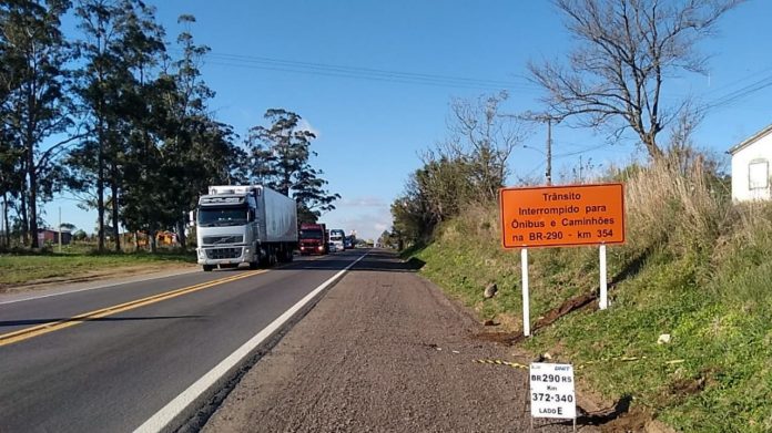 Ponte sobre o Arroio Lajeadinho, na BR-290/RS, será interditada, neste domingo (13) Ponte sobre o Arroio Lajeadinho, na BR-290/RS, será interditada, neste domingo (13)