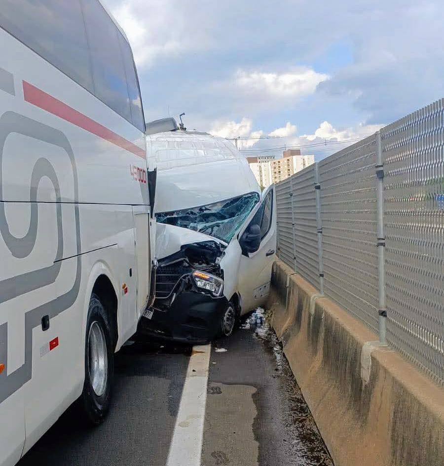 Carreta "esmaga" van contra ônibus na Raposo Tavares, em Sorocaba (SP)