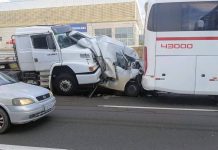 Carreta “esmaga” van contra ônibus na Raposo Tavares, em Sorocaba (SP) Carreta "esmaga" van contra ônibus na Raposo Tavares, em Sorocaba (SP)