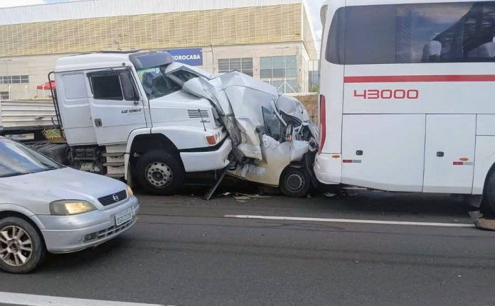 Carreta "esmaga" van contra ônibus na Raposo Tavares, em Sorocaba (SP) Carreta "esmaga" van contra ônibus na Raposo Tavares, em Sorocaba (SP)