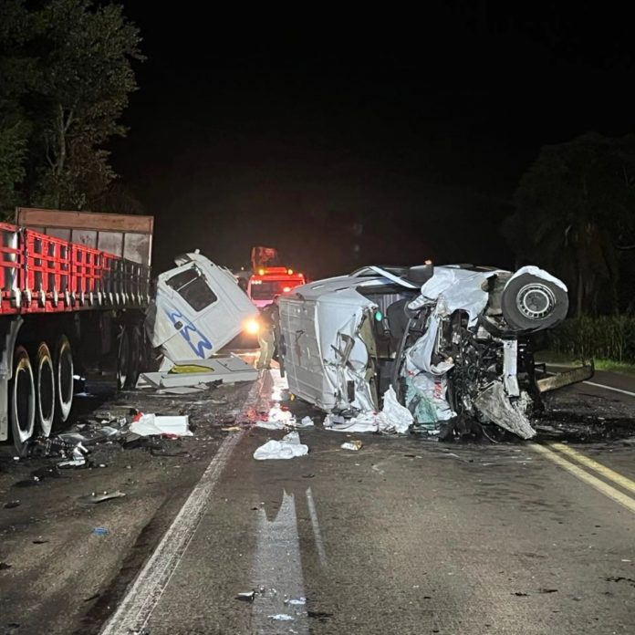 Colisão de ambulância contra carreta na BR-153/RS deixa técnico de enfermagem morto Colisão de ambulância contra carreta na BR-153/RS deixa técnico de enfermagem morto