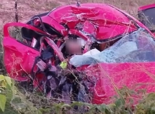 Acidente entre carro e ônibus na BR-135/PI deixa 2 mortos e 2 feridos graves Acidente entre carro e ônibus na BR-135/PI deixa 2 mortos e 2 feridos graves