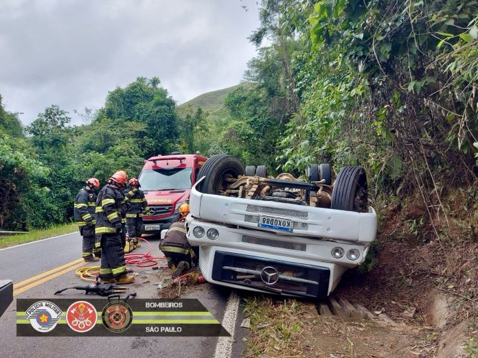 Caminhão capota na Rodovia dos Tropeiros (SP-068) e dois homens morrem Caminhão capota na Rodovia dos Tropeiros (SP-068) e dois homens morrem