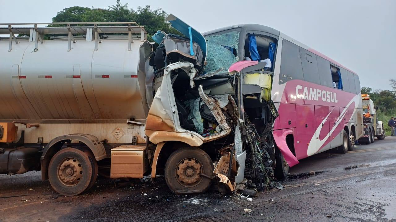 Caminhoneiro, motorista de ônibus e passageiro morrem em acidente na BR-272/PR